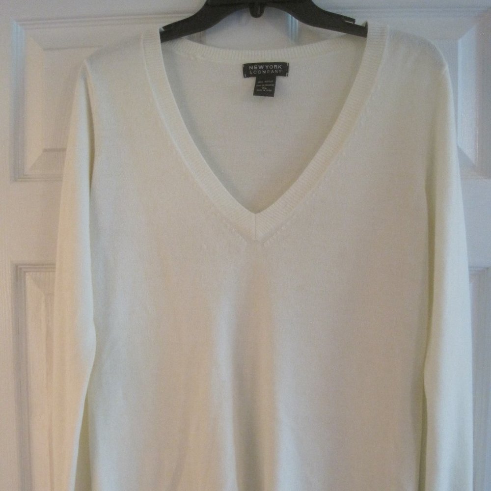 NEW YORK AND COMPANY IVORY V-NECK SWEATER XL NWOT